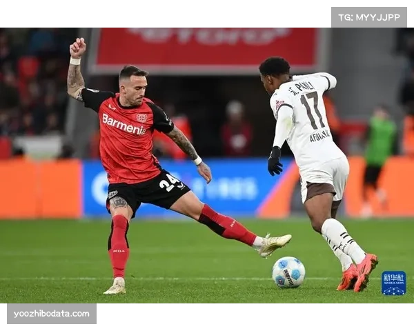 人物聚焦：勒沃库森教练哈维-阿隆索在边线持续指挥球队前压阵型